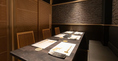 隠れ家的な個室で、ゆったりとした時間をお過ごしください。壁に施された美しい模様と落ち着いた照明が、特別な雰囲気を演出します。旬の新鮮な食材を使った料理を味わいながら、心の豊かさを感じられるひとときをお楽しみください。