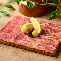 自家製牛タン・サガリ (オリーブ塩だれ/レモン)