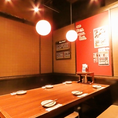 2名～4名様用テーブル席。落ち着いた店内空間にあるテーブル席は個室ではなくとも、ゆったりとお食事を楽しむことが可能です。飲み放題付コースや美味しい逸品料理、種類豊富なドリンクをご用意してお待ちしております。