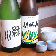 店主目利きの地酒は小皿料理との相性抜群