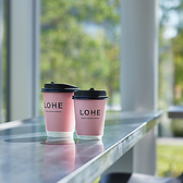 店内では無料Wi-Fiと電源をご用意しております。お仕事や待ち合わせ、ちょっとした調べものなどにも便利にご利用いただけます。広々とした落ち着いた空間で、快適なカフェタイムをお過ごしください。