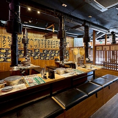 広々としたテーブル席と落ち着いた空間で、宴会にも最適な焼肉店。煙をしっかり吸うダクト完備で快適にお食事いただけます。大人数でも一体感のあるレイアウトで、仲間やご家族との楽しいひとときをゆったりお過ごしください。
