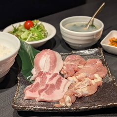 満足セット(豚トロ・豚カルビ・鶏もも・鶏せせり)