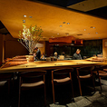 落ち着いた雰囲気の当店はカウンター席が17席をご用意しています。目の前で調理する風景をご覧いただく点からも接待でのご利用にもピッタリとなっています。ぜひ、こだわり抜いた食材と職人の技を目の前でお楽しみください。