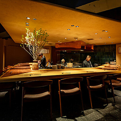 落ち着いた雰囲気の当店はカウンター席が17席をご用意しています。目の前で調理する風景をご覧いただく点からも接待でのご利用にもピッタリとなっています。ぜひ、こだわり抜いた食材と職人の技を目の前でお楽しみください。