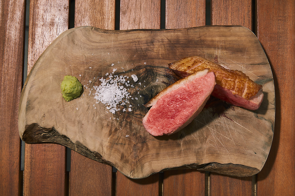 新鮮な京鴨を使った創作料理は絶品です！