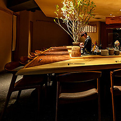 木の温かみを感じるカウンター席となっています。落ち着いた雰囲気の店内では特別な日を過ごすのに最適な空間となっています。また二次会でのご利用いただけるような小料理やドリンクも取り揃えております。ぜひ、ご来店をお待ちしております。