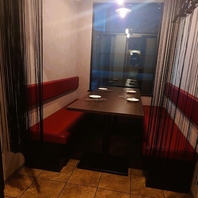 【周りに気兼ねすることなく楽しめる半個室席を完備】