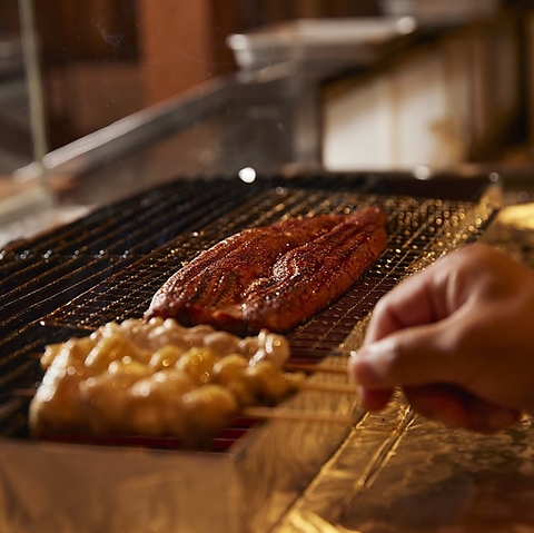 本格的な焼き鳥と鰻を味わえる！「魔王」も飲めるフリーフローをご用意しております！
