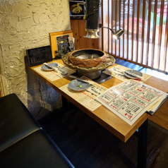 木の温もりを感じる落ち着いた半個室席をご用意。周囲を気にせずゆったりとお食事を楽しめる空間で、デートやご家族でのご利用にも最適です。適度なプライベート感がありながらも開放感もあり、心地よい時間をお過ごしいただけます。