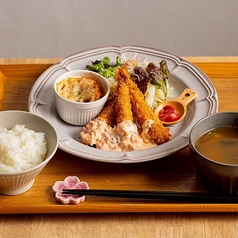 ランチタイムにおすすめ！種類が豊富な「定食プレート」