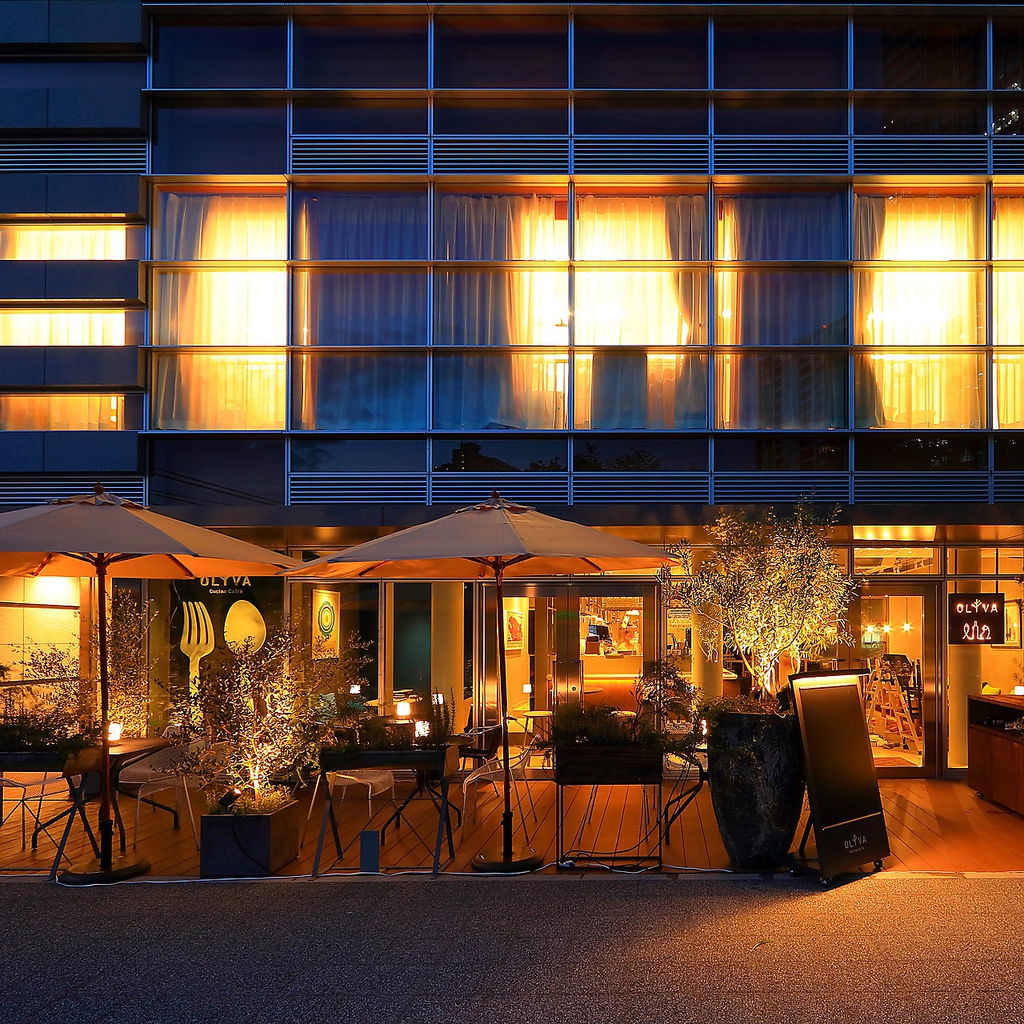 夜は落ち着いた雰囲気のテラス席でまったりお寛ぎ下さい。