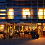 夜は落ち着いた雰囲気のテラス席でまったりお寛ぎ下さい。