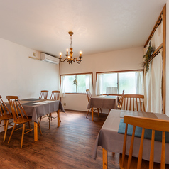 仲間とのランチタイムに最適なお洒落で落ち着いたテーブル席です。ゆったり広く使え会話も楽しみながらご利用できます。