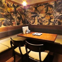 周りを気にせず、ゆったりと過ごしたいお客様に半個室(5名様まで利用可能なテーブルが3卓)をご用意しております。気の置けない仲間との飲み会や、大切な人とのデート、女子会などにも最適です。プライベートな空間で、当店自慢の料理とお酒を心ゆくまでご堪能ください。