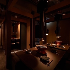 【半個室17席】半個室はつなげて10名様以上でのご宴会の対応が可能です。炭火の香りと柔らかな灯りに包まれながら、心を解きほぐすような贅沢なひとときを◎