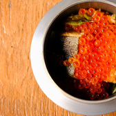 【名物釜飯】「鮭といくらの釜飯」はふっくら鮭と贅沢ないくらがたまらない名物釜飯。蓋を開けた瞬間に立ちのぼる香ばしい湯気が食欲をそそり、最後の一粒まで箸が止まらない、至福の一品です。＊横浜 居酒屋 釜飯＊