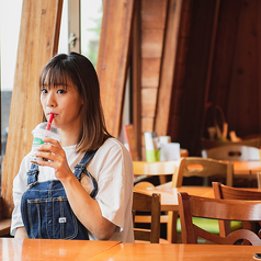 大きな窓から柔らかな光が差し込む、明るい4名様用テーブル席。木の香りが漂うログハウスの雰囲気を最も身近に感じられる、一番人気のエリアです。ご家族やご友人とのランチ、大切な方とのディナーを、開放感あふれる心地よい空間でゆったりとお楽しみください。四季折々の景色を眺めながら、至福のひとときを。