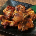 【通にも応えるやみつき九州名物】脂は控えめでも旨みは欲しい！そんな通好みの馬刺しヒレから、ぷるぷるコラーゲンの炙り豚足は、炙った香ばしさと特製タレが最高な「お酒に合う食べる美容液」など、お召し上がりいただきたい一品多数！