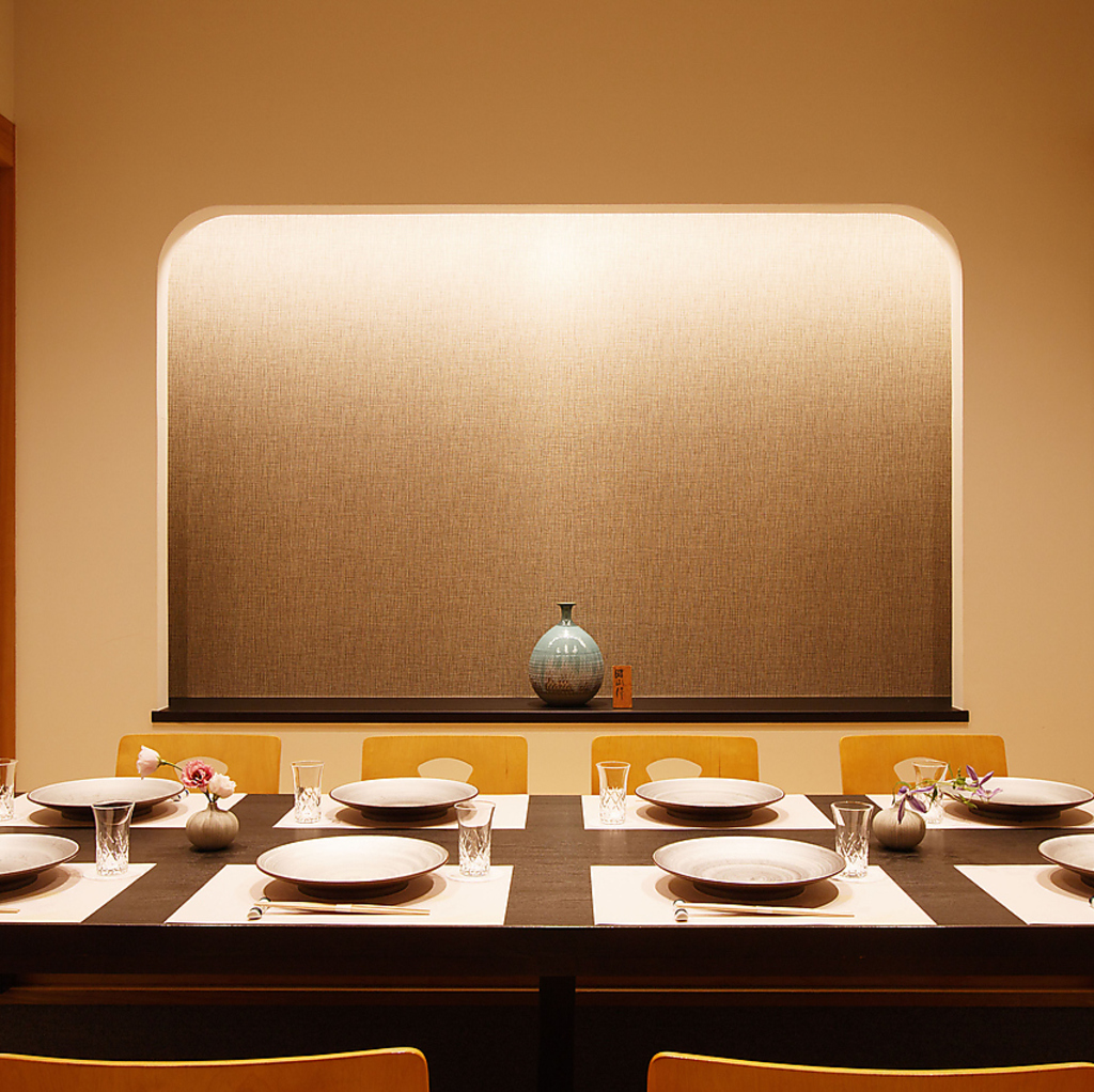 掘りごたつ式座敷個室を完備。接待や大事な会食、お子様連れでのお食事で御利用頂けます。