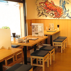 4名様用のテーブル席を7卓ご用意しております。落ち着いた色合いで統一された空間は、グループでの宴会にも最適な温かい雰囲気。テーブルを繋げて、大人数での飲み会にも対応可能です。居心地の良い空間で、気の置けない仲間と美味しい料理とお酒を心ゆくまでお楽しみください。