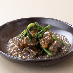 ４位　黒毛和牛と採れたて野菜のオイスターソース炒め陶板仕立て