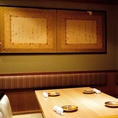 2～4名様の少人数でもご利用いただけるテーブル席♪くつを脱がずにご利用いただけ、出入りも楽なスペースをご用意。会社での飲み会やデートや合コン・女子会などにご利用いただだきやすいお席です。照明使いにもこだわり、しっとりと落ち着いた雰囲気のお席で、自慢の料理やお酒をお楽しみ下さい。