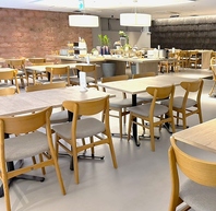 着席80名、立食パーティーは150名可能な広い空間