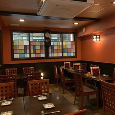 落ち着いた雰囲気のテーブル席。友人や家族と楽しい時間を過ごせます。