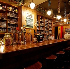 雰囲気たっぷりのカウンター席は、お一人様やデートにおすすめ♪目前に並ぶ様々なグラスは見ているだけで楽しめます。