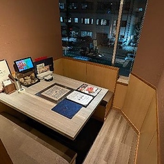 4名様の掘りごたつタイプの小上りが6卓ございます。足が疲れにくく、ごゆっくりお寛ぎいただけます。