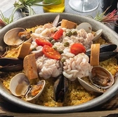 「北海道×スパニッシュ SPOON」は、地元の新鮮な食材を活かした料理で多くのお客様に愛されています。特に目玉の「北海道痛風パエリア」は、季節ごとに新しい味を提供し続けるこだわりの逸品。訪れるたびに北海道の四季を感じられる、彩り豊かでボリューム満点な本格スペイン料理が自慢です。