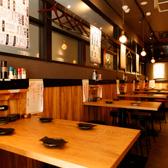 12時からの通し営業で、三宮での昼飲みやランチ飲みにも最適なお席です。生田ロードの賑わいを感じられる開放的な店内で、友人や同僚と気兼ねなくお過ごしいただけます。全席喫煙可能なので、お煙草と共に自慢の焼きとんや黒おでんをゆっくりお楽しみください。夜は24時まで、幅広いシーンでご利用いただけます。