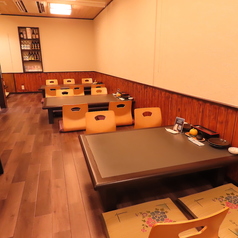 足を伸ばしてリラックスできる座敷をご用意しております。周囲を気にせず寛げる落ち着いた雰囲気でゆったりとお食事をお楽しみいただけます。少人数でのご利用から各種お集まりまで幅広いシーンに最適なお席です。心地よい空間で自慢のお料理と美味しいお酒をご堪能ください★