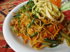 ミーゴレン（バリ風焼きそば）　　Mie Goreng (Balinese style fried noodles)