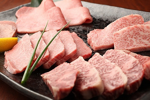 本当に旨いお肉を食べてほしい、入手困難かつ希少美味なお肉を取り揃えております。