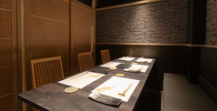 個室の静かな空間は、大切な人との語らいや祝宴に最適です。贅沢なテーブルセッティングと和の美しさが調和した空間で、職人の技をぜひご堪能ください。特別な料理と共に、思い出深い時間をお楽しみいただけます。