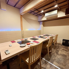 落ち着いた和の雰囲気を持つ洗練された空間。他のお客様を気にすることなくお過ごしいただける扉で仕切られた完全個室は6名様まで。仕切りを外すとレイアウトの変更が自由自在のため、14~16名様のお部屋のご用意が可能です。大切な方を招いての接待や各種ご宴会など、充実した時間をぜひ当店でお過ごしください。