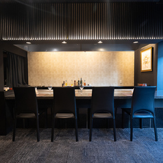 上質な雰囲気を醸し出すシックなインテリア。メインフロアのカウンター席は、5名様までお座りいただけます。