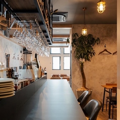 シックな色調のカウンター席は、お一人様でのご利用はもちろんのこと、横並びで会話を楽しみたいデートにも最適。4名様ずつのグループで結合してご案内することも可能です。ゆったりと贅沢な時間をお過ごしください。