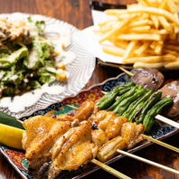 銘柄鶏の串焼きともつ鍋♪多彩なメニューと美酒に酔う夜
