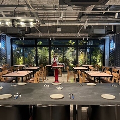 56席のお席をご用意していますので広々とした空間の中、ゆったりとお食事やお酒を楽しむことができます。広く落ち着いた空間のお席は友人や家族との楽しいひとときや、各種宴会にも最適です。おしゃれなインテリアと心地良い雰囲気の中で、お食事やお酒を存分にお楽しみください。