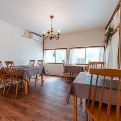 落ち着いたテーブル席は、記念日や誕生日などの特別なシーンに最適なお席で心温まるひとときをお過ごしいただけます。