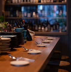 カウンター席を14席ご用意し、目の前でシェフが調理するライブ感を楽しめるレストランです。料理の香りや音を感じながら、特別なひとときをお過ごしいただけます。ぜひ、臨場感あふれる食体験をお楽しみください☆