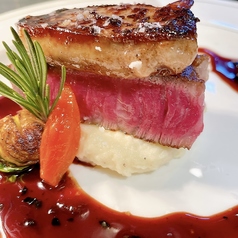 『黒毛和牛ステーキ・フォワグラ添え』濃厚なフォアグラと、香り高いトリュフソースを合わせて。の写真