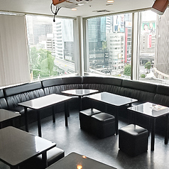 パーティールームは、大人数でのご利用可能なタイプのお部屋です。ステージ付のルームから、開放感あふれる窓際のルームまで、カラオケ以外の多用途にご利用いただけます。詳細は各店舗にお問い合せ下さい。