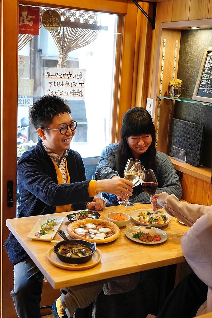 テーブル席ございます！仕切りがある半個室もあり。