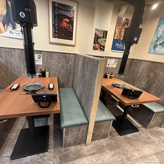 【1～4名様】アットホームな内装のお店。木目の温もりがアットホームな雰囲気を演出♪匂いが付きにくい空調も嬉しい心遣い☆デートや親しいご友人との飲み会でのご利用も大歓迎！！店内は比較的広く快適な造りとなっておりますのでプライベートな楽しい時間を気兼ねなくお過ごし頂けます。