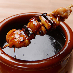 素材を切り分け、串打ちし、塩、タレで焼き上げる「焼き鳥」