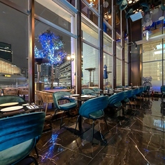 【デート・記念日に】青と大理石が彩る二人のための特等席 青を基調とした上品な空間に大理石テーブルが並ぶ店内は二人の特別な時間を包み込む落ち着いたムードが漂う店内はデートや記念日ディナーに最適。誕生日サプライズも好評で、忘れられない夜を演出いたします。